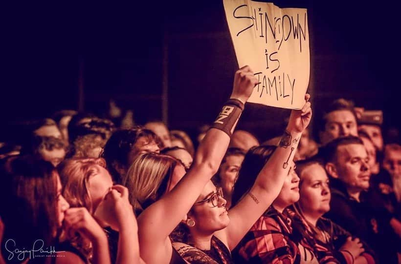 Shinedownさんのインスタグラム写真 - (ShinedownInstagram)「Happiness is family aka Shinedown Nation. We love you. We miss you... and we thank you for standing with us through and through... 💛  #shinedownnation #sundayspotlight」7月6日 5時08分 - shinedown