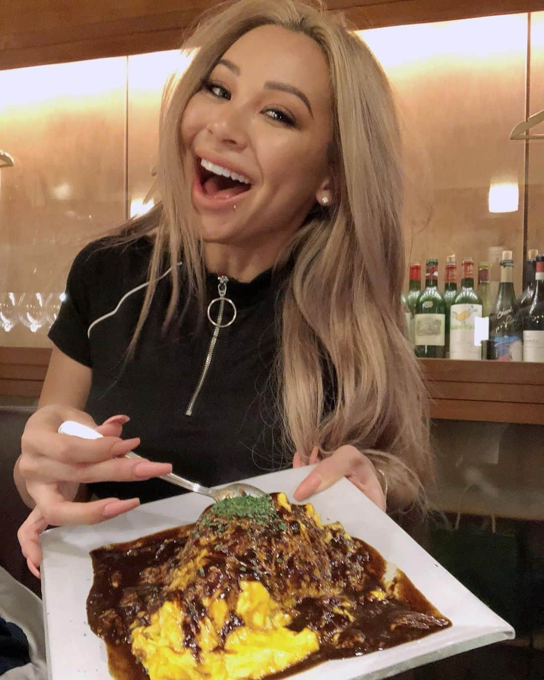 ダニー・リエルのインスタグラム：「#OMURICE 🍳🍚 IS LYFE!! I flew to #Kyoto #Japan just to eat and meet w/ @kichikichi_omurice known for his world FAMOUS omurice 🤤 I totally fan girled 🤦🏽‍♀️ and the video of me holding the pan he uses to make his heavenly dish got me in my feels LOL  🎥 #YOUTUBE video of me stuffing my face will be up THIS WEEK!!! I’m so excited to share it w/ you because it actually was a highlight of things I’ve done 🥰  If you had to choose... (I’m making you lol) RICE or EGGS?! 🙊🐵🙉 which one could you NOT live without?!」