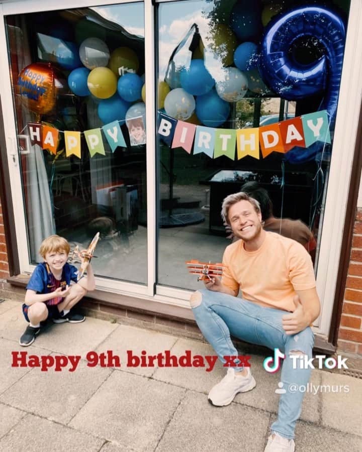 オリー・マーズのインスタグラム：「Can’t believe the Lil man is 9yrs old!! 🤯 I’m a proud uncle xx love ya Louie ❤️😘」