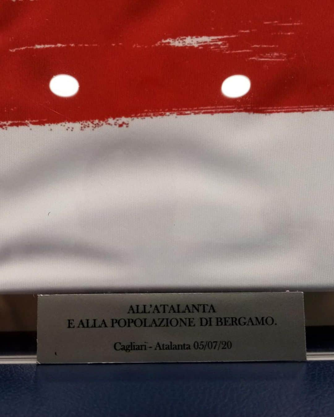 アタランタBCさんのインスタグラム写真 - (アタランタBCInstagram)「“Uniti nel ricordo” Nel pre-partita di #CagliariAtalanta, il @cagliaricalcio ha consegnato ai nerazzurri una teca contenente la maglia del centenario della Società: un gesto per ricordare le vittime del Covid-19, un segno di vicinanza verso la città di Bergamo e l’#Atalanta. Grazie 🙏🖤💙❤️ ⠀ In the pre-match, Cagliari Calcio handed over a case containing the centenary shirt of their Club to the Nerazzurri: a gesture to remember the victims of Covid-19, a sign of closeness to the city of Bergamo and @atalantabc. Thanks 🙏🖤💙❤️ ⠀ #BergAMO #molamia #WeAreOneTeam #SerieATIM」7月6日 5時20分 - atalantabc