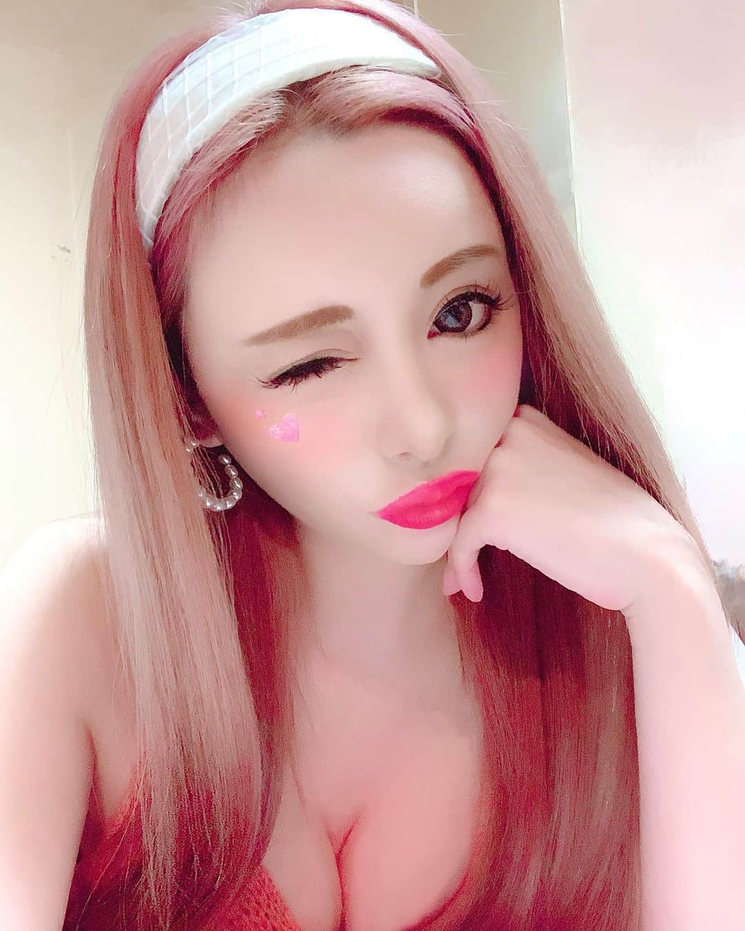 りんのインスタグラム：「気づいたら、７月🌞🌈🌴✨✨ . 遠出とか、全然しないけど 夏の夜🌙の雰囲気は、大好き💕🥰 . 夜中でも、散歩できる季節〜！🥳🐾🐾 (近所だけ。ww)← . 上まつげだけ、リペアしてきた🎶😻😻 . 💎フラットラッシュ200本(土台にアップワードラッシュ) 長さ→13ミリ 太さ→0.2ミリ カール→Dカール  . 💎担当 加藤瞳さん👼 @ankh_hitomi  . 最近は、デザイン👀を地味に…🤣 変えてるのだ。ww✨ もっと、冒険しよー❣️っと😎😎 . #髪色💘ピンク💘お気に入りすぎる💘」