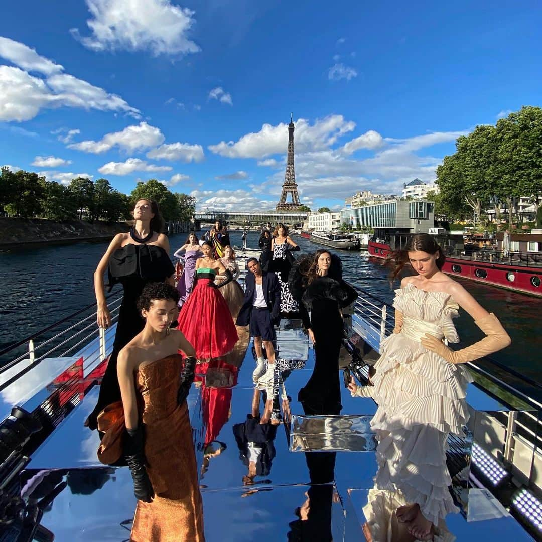 オリヴィエ・ルスタンさんのインスタグラム写真 - (オリヴィエ・ルスタンInstagram)「BALMAIN SUR SEINE ❤️🇫🇷💙」7月6日 5時38分 - olivier_rousteing