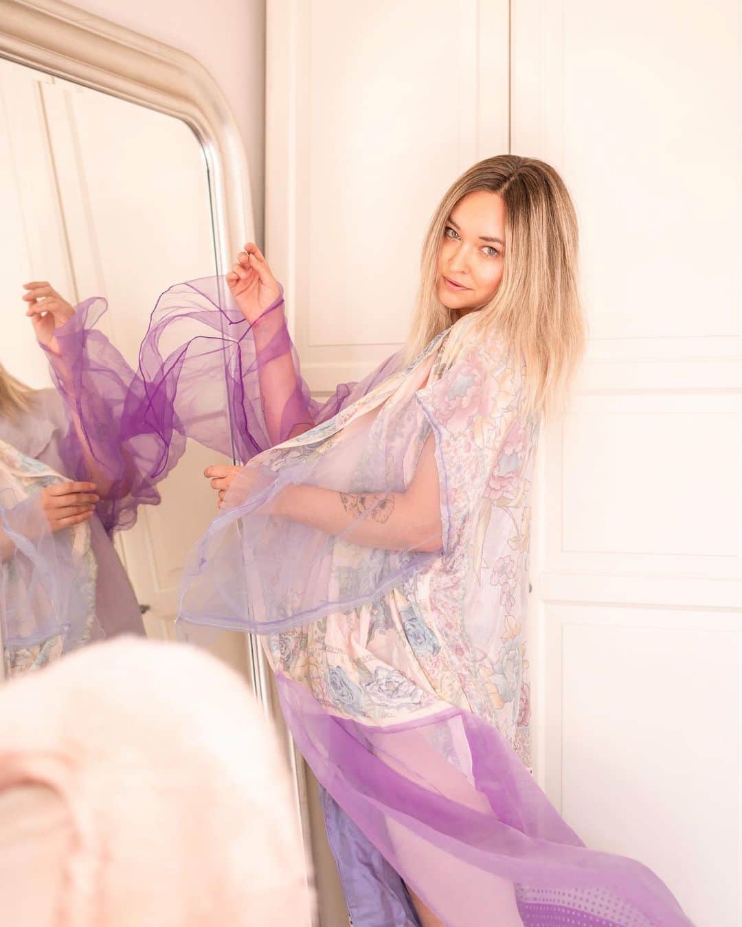リズ・チェルカソワのインスタグラム：「Swanning about the house in this handmade vintage robe.」