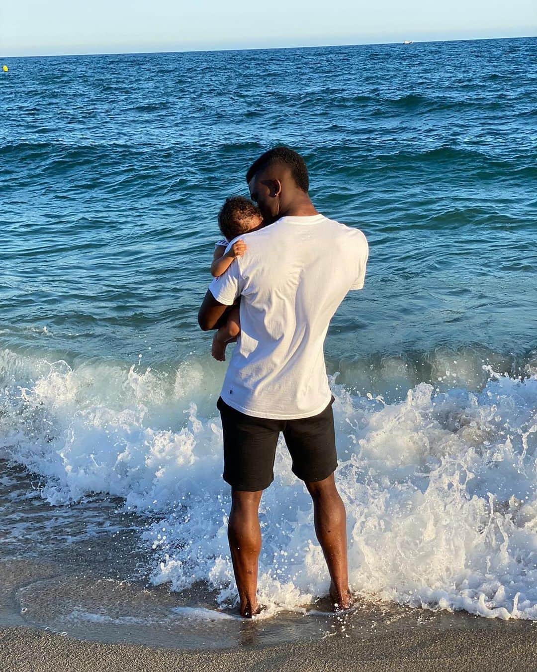ジョン・コルドバのインスタグラム：「Siempre te protegeré mi princesa.❤️👶🏽」