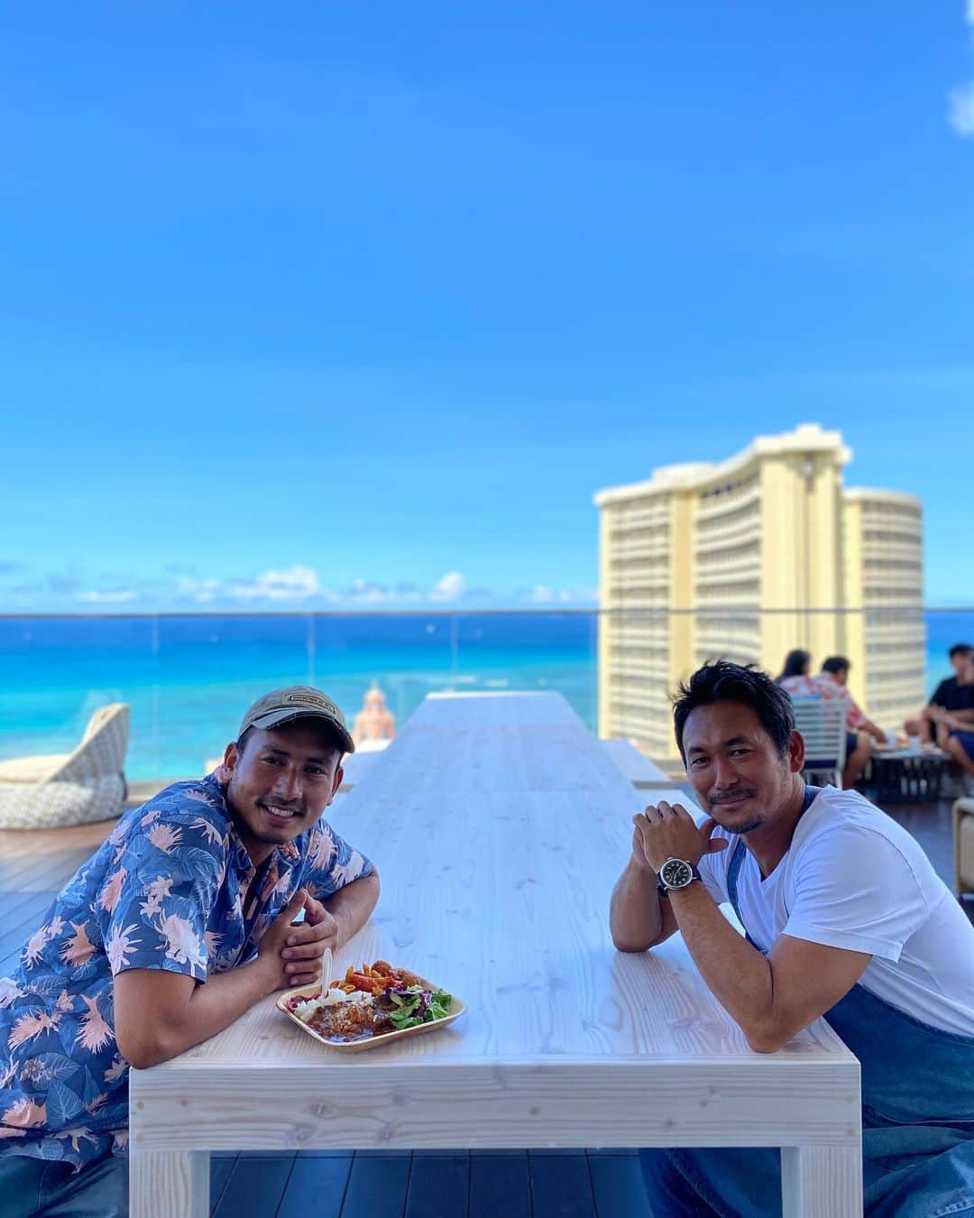 エリック・デ・メンドンサのインスタグラム：「Had the opportunity to build tables and benches for @skywaikiki 🐋 big thanks to @hidesakurai ✨ 新しくオープンするスカイワイキキで僕の手掛けているカスタム家具を置かせてもらえました🌊これからの人気スポット間違いなし☝🏽パンチボール家具は受注生産限定です✨」