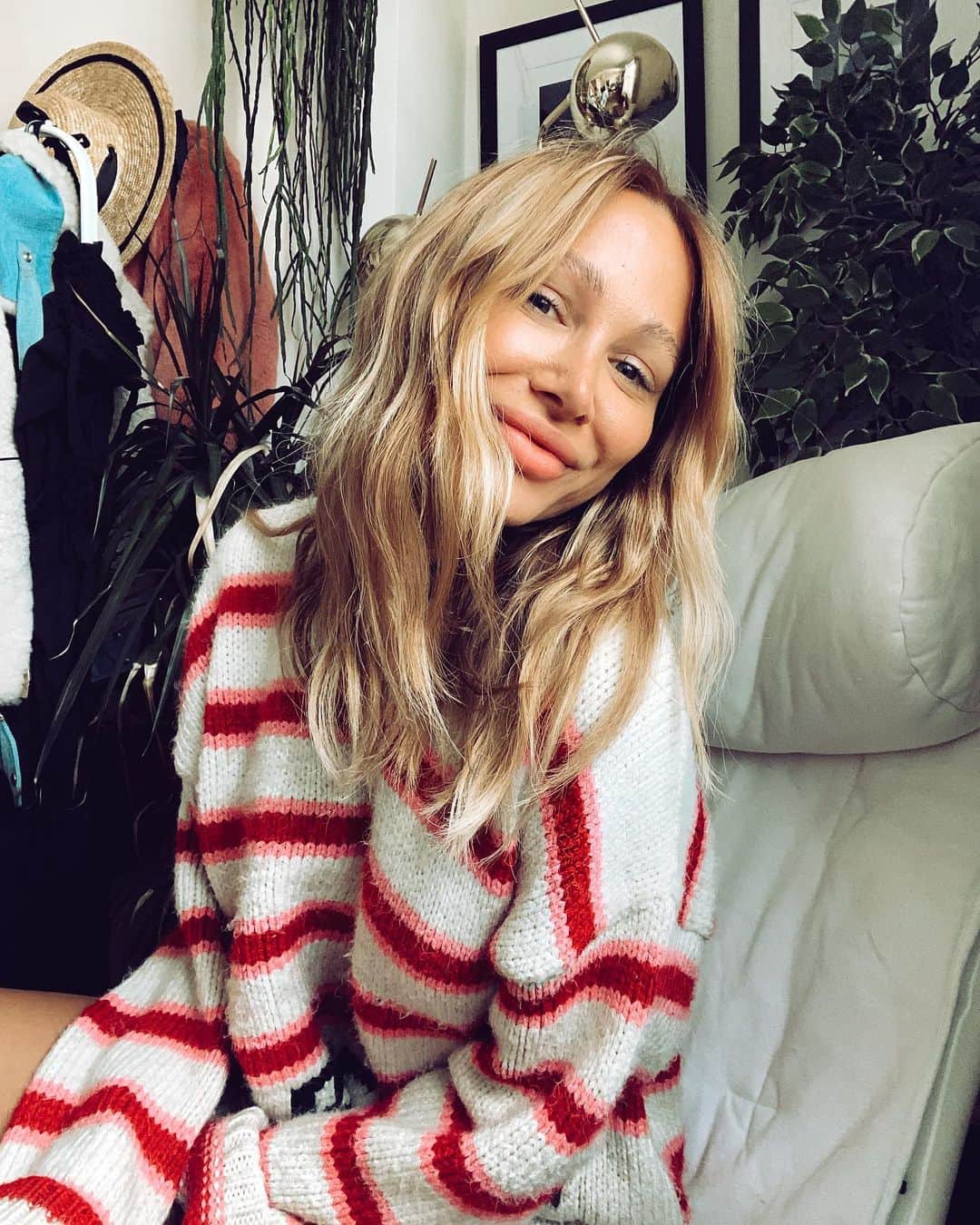 ルー・ティーズデールのインスタグラム：「Don’t wanna be a dick but.. Thanks for 4 million x」