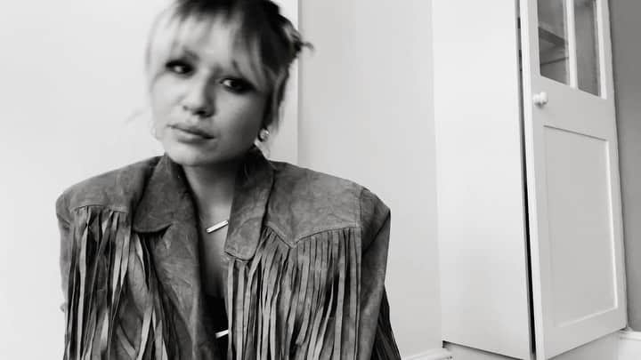 Mali-Koa Hoodのインスタグラム：「I need to leave  Only lying cos it’s easier than hurting me I know what the truth is   If only I could just move on」