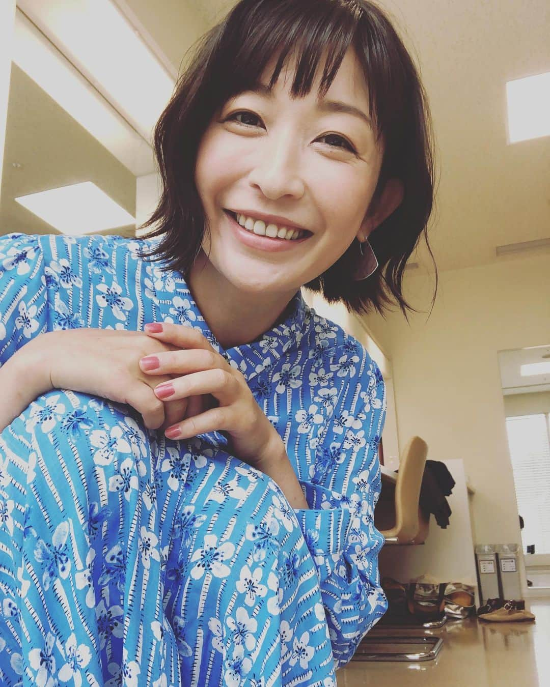 小野真弓さんのインスタグラム写真 - (小野真弓Instagram)「おはようございます☔️ 雨降り月曜日🐸🍃新しい週が始まりました。 気になる事、心配な事は沢山ありますが、、 心穏やかに、笑顔で過ごせますように🌈 今日も良い一日を(*´-`) #収録#衣装#水色ワンピ#雨色ワンピ#空色ワンピ#家庭菜園#トマト#ピーマン#胡瓜#インゲン#ちびちび収穫#今朝の収穫#いぬのいる暮らし #チワワ#チワマル#doglover #千葉暮らし ソファに集合🐶🐶🙋‍♀️だつりょくー🦶皆んなでくっついてると安心だよね☺️留守番後は尚更べったりさん🐾 大丈夫。今日は一緒だよ(*´꒳`*)🏡」7月6日 6時50分 - hanaharuaroi