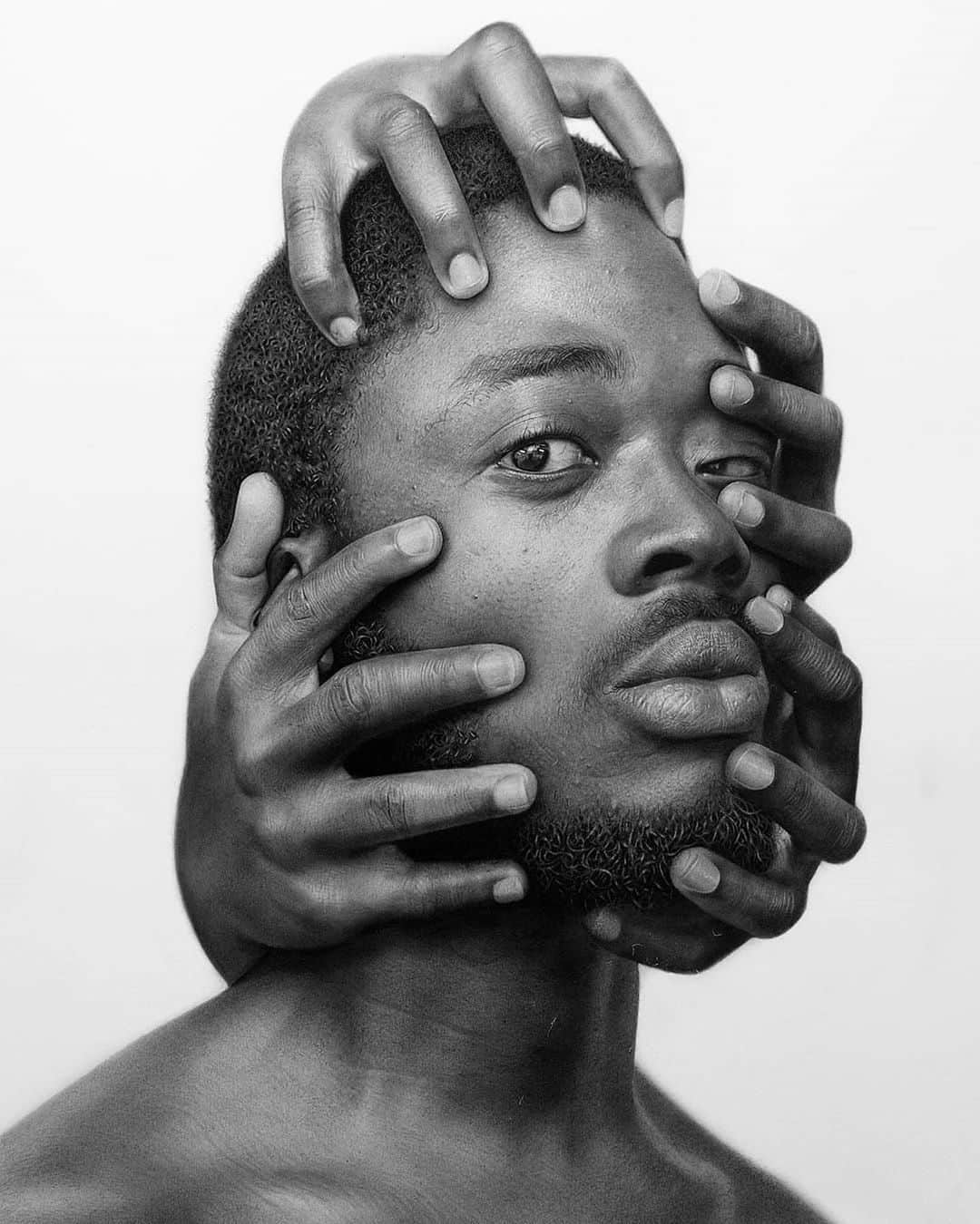 E! Onlineさんのインスタグラム写真 - (E! OnlineInstagram)「Nigerian artist Arinze Stanley creates hyperrealistic portraits with the hope that "when people look at my drawings, I would love them to feel a sense of emotion... of reality."  (And yes, you read that correctly: 𝗱𝗿𝗮𝘄𝗶𝗻𝗴𝘀... not photos. 🤯😍) (📷:@arinze)」7月6日 7時01分 - enews