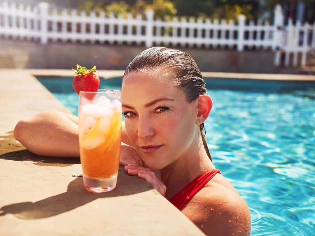 ケイト・ハドソンさんのインスタグラム写真 - (ケイト・ハドソンInstagram)「I take my drinks by the pool VERY seriously 🍹 @kingstvodka (❤️📷❤️@swimswammyslippyslappy ) #HappyLongWeekend」7月6日 7時14分 - katehudson