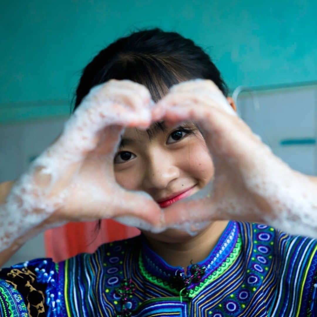 unicefさんのインスタグラム写真 - (unicefInstagram)「Clean hands are a recipe for good health, especially in the time of #COVID19.  Spread 💙, not the virus, by continuing to wash your hands frequently with soap and water. © UNICEF/UN0259135/Viet Hung」7月6日 7時15分 - unicef