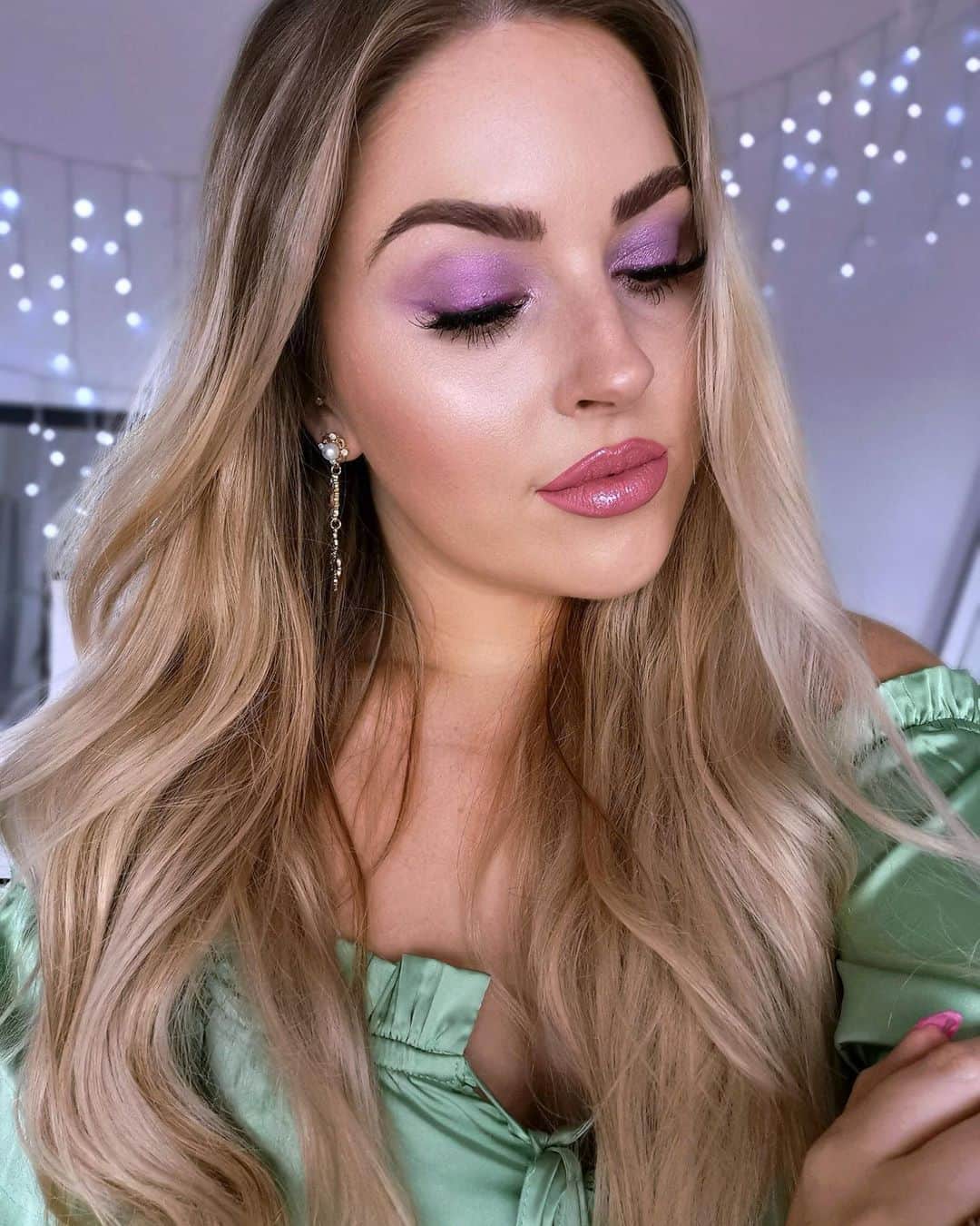 Shannonのインスタグラム：「What’s your favorite eyeshadow color to wear? 💜 show me in emojis 🥰⭐️」
