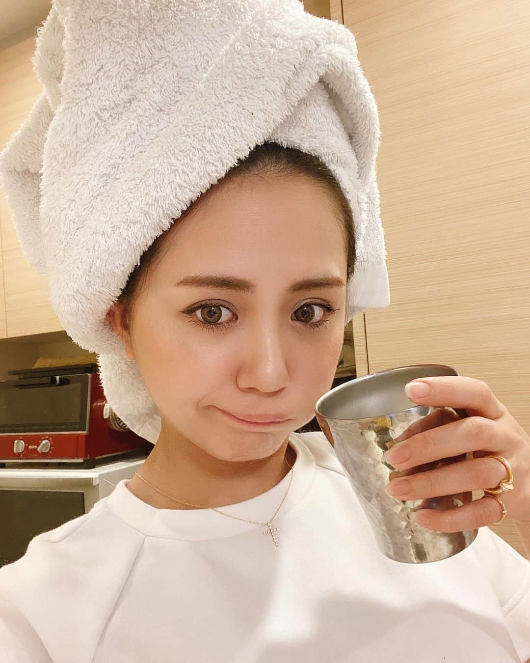 山本いさ奈さんのインスタグラム写真 - (山本いさ奈Instagram)「ぐっともーにんぐ♥️ お母さんにインスタの更新がないから、安否確認された今日この頃🤓笑笑 私は、元気です😂🧡 火曜日（明日）21時〜インスタライブやろうと思います🥰 雨続きでテンション上がらないけど、お暇な方お話ししましょー🧡 #安否確認 #私は元気です　笑笑 #飲み物はいつもお水です #今日も良い1日を」7月6日 7時28分 - _____isana_____