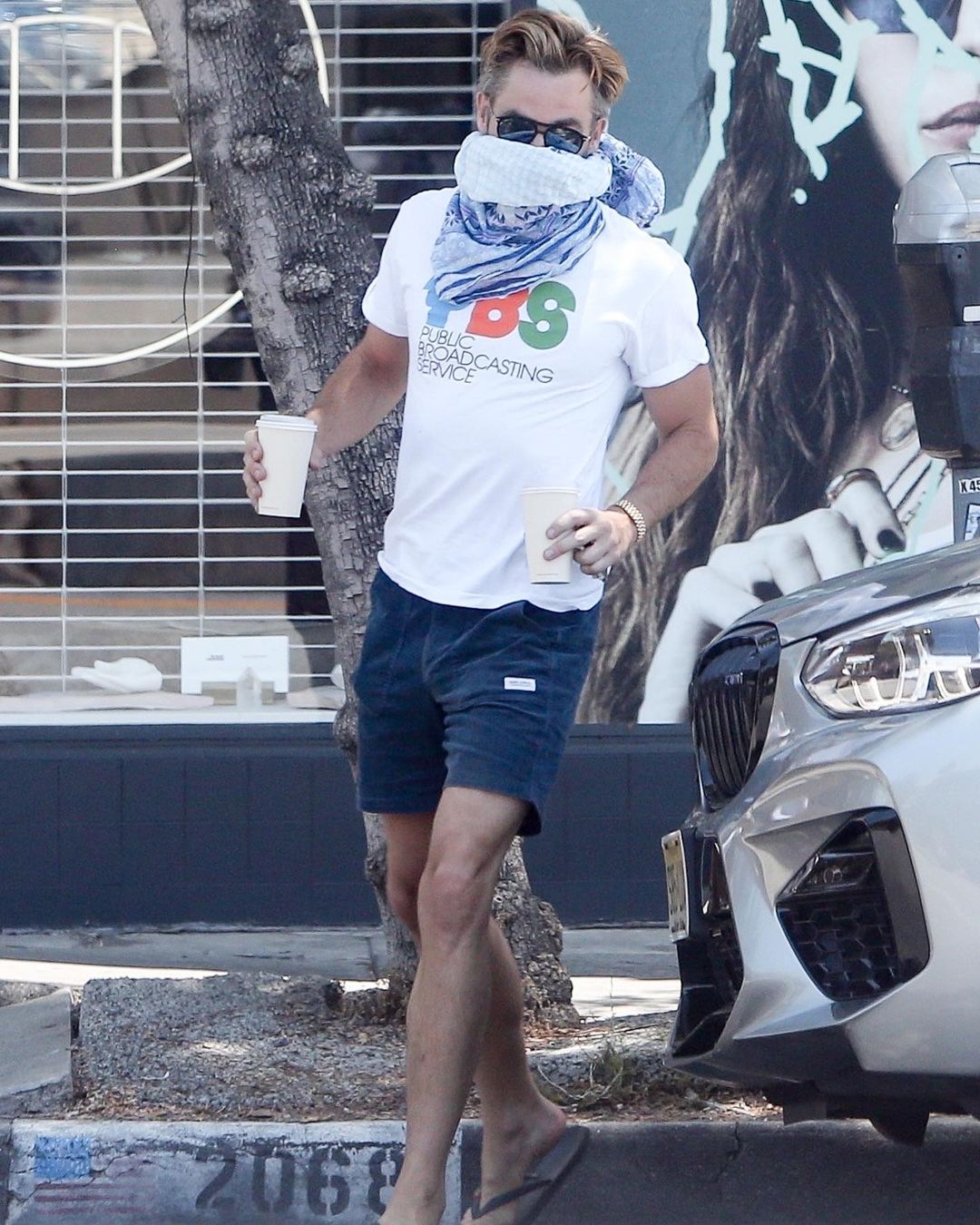 Just Jaredさんのインスタグラム写真 - (Just JaredInstagram)「#ChrisPine makes a solo run for coffee over Fourth of July weekend. Photos: Backgrid」7月6日 7時29分 - justjared