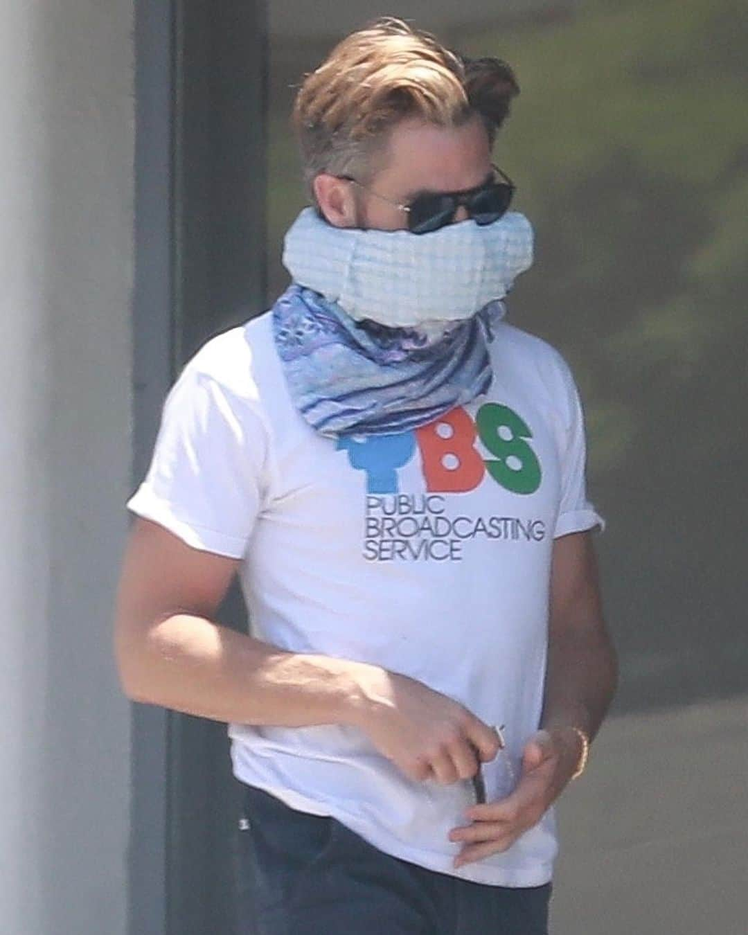 Just Jaredさんのインスタグラム写真 - (Just JaredInstagram)「#ChrisPine makes a solo run for coffee over Fourth of July weekend. Photos: Backgrid」7月6日 7時29分 - justjared