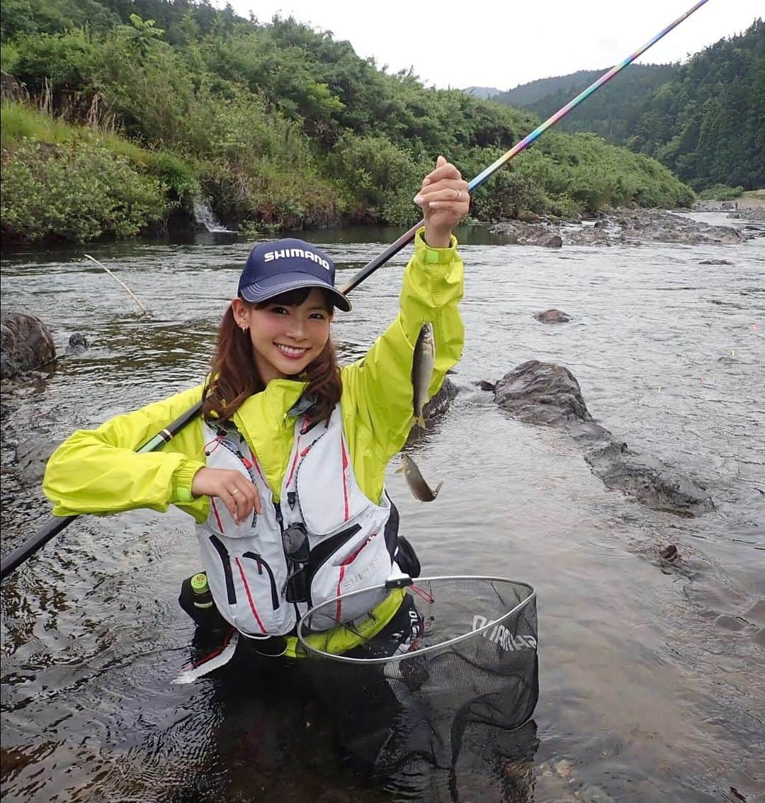 阪本智子さんのインスタグラム写真 - (阪本智子Instagram)「‪🎣‬♡ 1年前の#鮎釣り ・ 今月発売の雑誌「レジャーフィッシング」では、 静岡県・狩野川での初めての鮎釣りについて書いています💛 感動して泣いて、地上波で鼻水まで垂らしたのも良い思い出だな🤣🙌🏻笑 ＊ #fishing #fish #ayu #1yearsago  #釣り #鮎 #あゆ #釣り女子 #阪本智子」7月6日 7時39分 - tomoko_sakamoto423