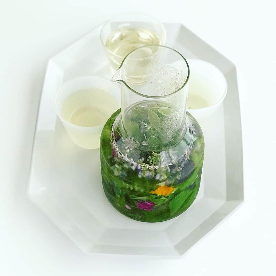 福田里香さんのインスタグラム写真 - (福田里香Instagram)「🌿Herbal Flavored Water🌿 🌿ハーバル フレーバー ウォーター🌿 レシピとインタビューがUPしました。 @cleansui_knows 撮影終わりに自分でパチリ📱。  Cleansui Knows Japanese Crafts は クリエイティブ・ディレクターに 中原慎一郎さん @shinnakahara を 迎えて製作した クリンスイのガラス浄水器です。  シンプルで美しいデザインだから 直接、テーブルに出せるのがうれしい。  ガラス浄水器で濾過した水をベースに まるふく農園さん @marufukufarm の ２３種類のハーブを使い 夏向きのフレーバーウォーターを 作りました。  調理工程の動画とインタビューが UPしました。 猪原 悠さんの🎥&📷は 観るだけで爽やかな気分になる 一服の清涼剤です。 ぜひご覧ください。@cleansui_knows  ディレクター／福田春美さん @haruhamiru  撮影／猪原 悠さん @yu_inohara  インタビュアー／高野 瞳さん  #cleansui #cleansuiknowsjapanesecraft #CKJC #craft #glass #クリンスイ  #福田里香  #flavoredwater」7月6日 8時00分 - riccafukuda