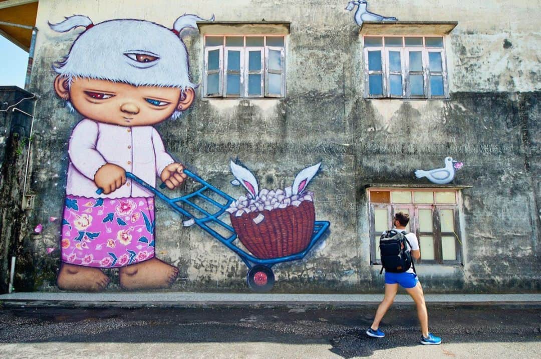 タイ国政府観光庁さんのインスタグラム写真 - (タイ国政府観光庁Instagram)「・﻿ ／﻿ プーケット・タウンから﻿ おはようございます☀️﻿ ＼﻿ ﻿ フォトジェニックな街並みで、近年女子旅の人気スポットとなっている「プーケット・タウン」。写真はタイ人アーティスト、アレックス・フェイスが描いたキャラクター「マルディ」の壁画です📸﻿ ﻿ 別名「オールドタウン」と呼ばれるこの街は、中国とインドの貿易拠点として栄えました⚓️様々な民族が交流していたことから独自の文化が色濃く残っているのも特徴です💁﻿  ﻿ シノポルトガル様式の鮮やか＆華やかな景観は、散策するだけでも楽しめるはず🧐✨おしゃれなカフェやショップも多いので、お買い物やローカルスイーツ巡りにもピッタリです🍹💕﻿ ﻿ 今週も体調に気をつけながら、1週間がんばりましょう😊﻿ ﻿ #今週も頑張ろう #タイ #プーケット #プーケットタウン #ファインダー越しの私の世界 #写真好きな人と繋がりたい #こんなタイ知らなかった #はじめてのタイ #もっと知りタイ #タイ旅行 #プーケット旅行 #旅好きな人と繋がりたい #旅行好きな人と繋がりたい #海外旅行  #女子旅 #タビジョ #thailand #phuket #phuket🌴 #phuketthailand #phukettown #phuketoldtown #amazingthailand #thailandtravel #thailandtrip #thai #thaistagram #lovethailand #genic_thailand」7月6日 7時55分 - amazingthailandjp