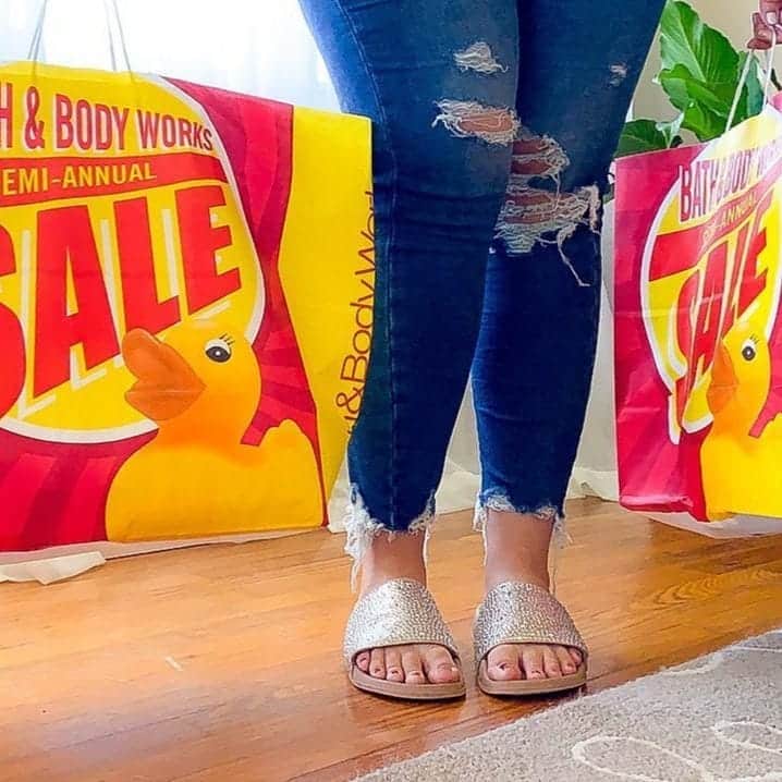 Bath & Body Worksさんのインスタグラム写真 - (Bath & Body WorksInstagram)「We want to know! Tell us your #1 finds during Sale with #WeLoveSale! ❤️ 🛍💛」7月6日 8時09分 - bathandbodyworks