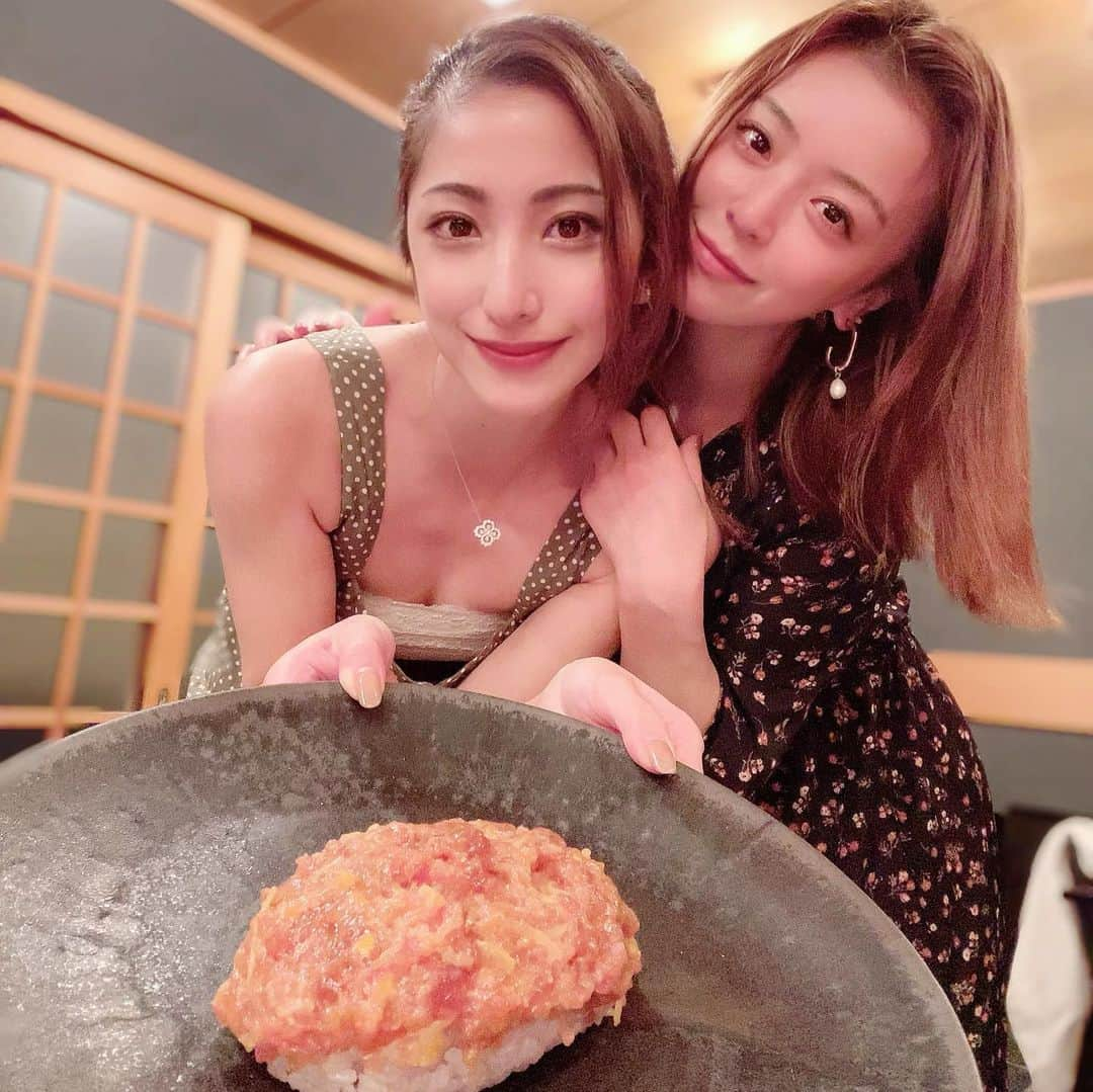 雨宮みずきさんのインスタグラム写真 - (雨宮みずきInstagram)「． #🍣 ． 北新地で有名な赤酢グループの 寿司赤酢が東京にも先月からオープンしたので お誘いしていただき行ってきました♡♡ @akazu_akasaka @akazu_honten ． 赤酢のシャリ大好きっ🤤🍣 巨大なトロたくは れなおが挑戦してたよ🤣👏 ． つまみも握りも全部美味しかったなあ♡ 次の予約は9月☺️❤️ ． 今週はりさに会える日多いから嬉しい🥺💘 れなおもあずさんも会えそうだぁ🥰❤️ ． #寿司赤酢 #寿司赤酢赤坂 #赤坂グルメ #寿司 #鮨 #sushi #東京グルメ #グルメ女子 #赤酢のシャリ #寿司スタグラム #グルジョ」7月6日 8時02分 - ammymzk0926