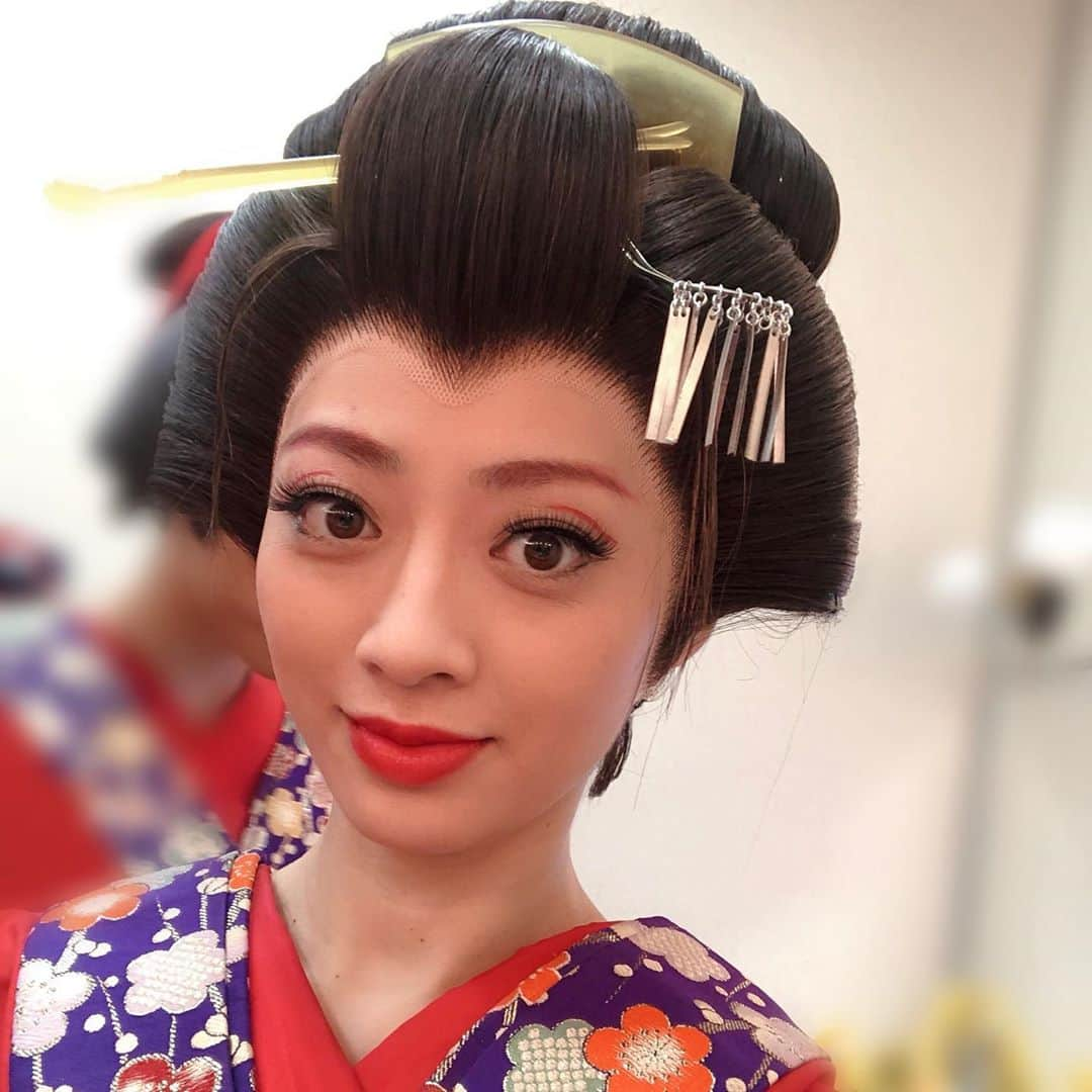 高畠麻奈さんのインスタグラム写真 - (高畠麻奈Instagram)「何をニヤついているの、私。  早乙女太一さんのYouTubeチャンネルが開設しました。 @taichisaotome_official  ↑プロフィールTOPのURLから、是非。  舞台作品等を発信との事ですが、何とっ😲 早乙女太一さんの最新の女形が見れます😭✨ こんなに贅沢な事があって良いんですか！？ と、感動と驚きでプチパニック。 （私もチラ見えしていますが、 　まずは太一さんに釘付けでご覧下さい。） 元々私は、初めて客席で観た太一さんの女形の美しさに 心射抜かれた事から、大衆演劇の魅力を知りました。  そして早乙女太一さんの昨日（7/5）のインスタライブ。 いつまでか分かりませんが IGTVに残っているので、是非併せて見て頂きたいです。 太一さんの舞台に対する想い等、素敵な言葉の数々… 大きく頷きながら、心フルフルさせながら見ました。  お客様のパワーは、きっと お客様自身が思っている以上に凄まじいです。 劇団朱雀復活公演初日の幕が開く時のあの感じ… 出演者はもちろん、お客様も待ちわびた5年間の想いが 合わさり、忘れられないパワーが発生していました。  あの感覚は舞台でしか、LIVEでしか感じられません。 お客様と創る舞台が私は大好きだし、 そんな舞台に早く立ちたい…！  と言う内容をTwitterに投稿したところ、 観て下さった方からの温かい言葉にまた涙😢  この衣装写真でUPしたかったのに、 まともなのがこれしか発見出来ず😭  #大衆演劇#劇団朱雀#復活公演#舞台 #早乙女太一 さん#女形 #花魁#暗夜の心中立て#stage#LIVE」7月6日 8時07分 - mana_724