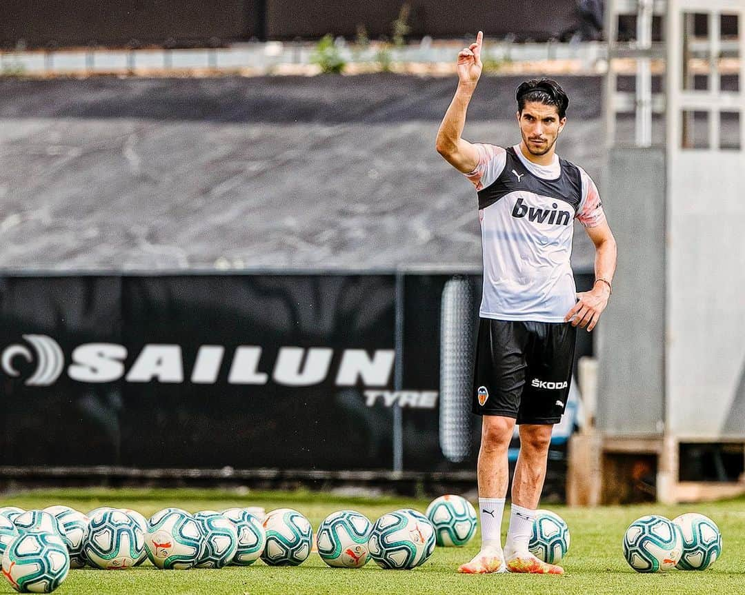 バレンシアCFさんのインスタグラム写真 - (バレンシアCFInstagram)「🆕 WEEK 🆕 OPPORTUNITIES . Mañana volvemos a Mestalla 🦇🏟  4️⃣ PARTIDOS  4️⃣ FINALES‬ . #AmuntValencia 🦇 #AMUNTWorld 🌍」7月6日 19時04分 - valenciacf