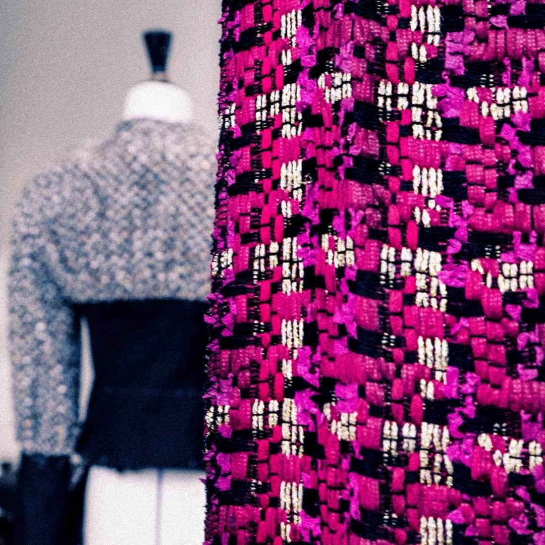 シャネルさんのインスタグラム写真 - (シャネルInstagram)「A look inside the Haute Couture ateliers in the days leading up to the CHANEL Fall-Winter 2020/21 Haute Couture collection presentation, photographed by Sarah van Rij.  Unveiled on July 7th from 12pm Paris time.  #CHANELHauteCouture #CHANEL @Le19M #Le19M @Goossens_Paris #Goossens @MaisonDesrues #Desrues @SarahvanRij」7月6日 19時00分 - chanelofficial