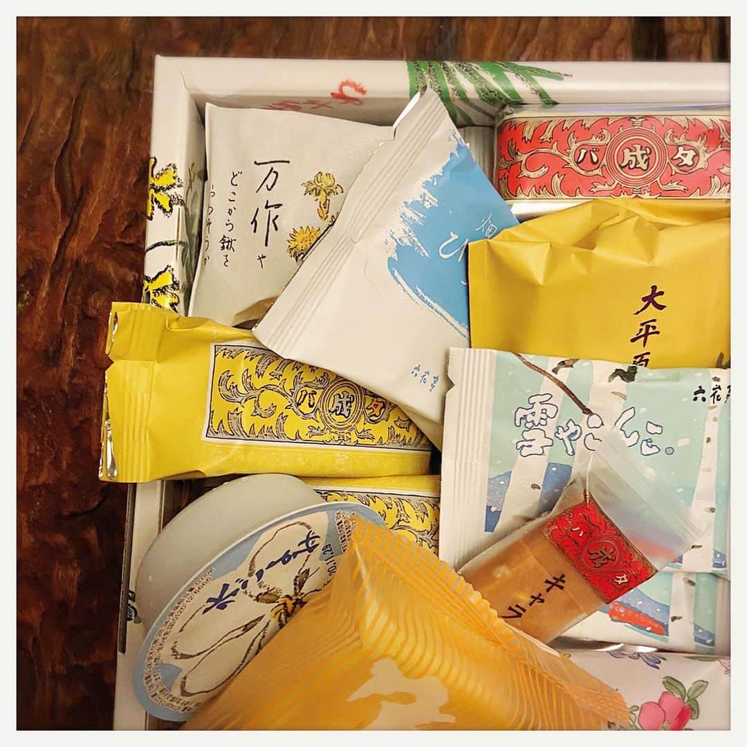kumikoのインスタグラム：「六花亭のおやつ屋さん届いた。 なにこのテンション上がるお菓子箱は⁉️😆 #六花亭おやつ屋さん」
