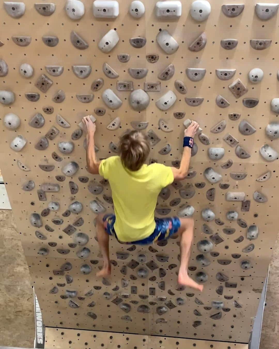 レッドブルのインスタグラム：「life goal: be as strong as @alexandermegos 💪⁣ ⁣ @redbulladventure #redbull #indoorclimbing #climbing #climb  #adventure #fitness #workout」