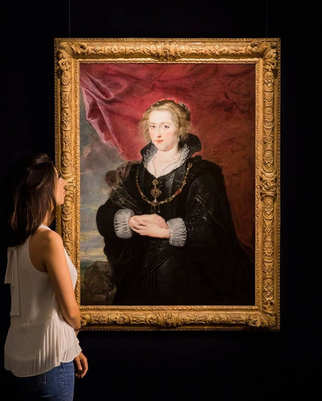 サザビーズさんのインスタグラム写真 - (サザビーズInstagram)「Unknown for much of the past century, this beautiful three-quarter length portrait of a young woman by Sir Peter Paul Rubens has only recently emerged from a private collection, having been last exhibited at the Royal Academy in London in 1902. Only one of a handful of female portraits by the great Flemish master to come to the market in a generation, the portrait will be one of the highlights of our pioneering cross-category Evening Sale on 28 July.   Link in bio for further highlights from the sale.  #RembrandtToRichter #SothebysMasters #Rubens」7月6日 17時30分 - sothebys