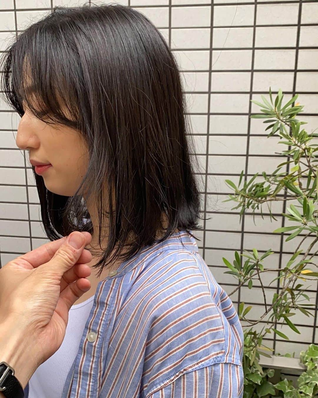 渡邉真梨奈さんのインスタグラム写真 - (渡邉真梨奈Instagram)「. 並木さんカット✂︎ @bridge_jojonamikikaz  悩みに悩んでボブとミディアムの中間を狙ってみた  ありがとうございました🤍 やっぱ髪型変わると気分上がるね😋  #bena_style #ロブ  #アッシュカラー  #july」7月6日 17時33分 - b_e_n_a_92