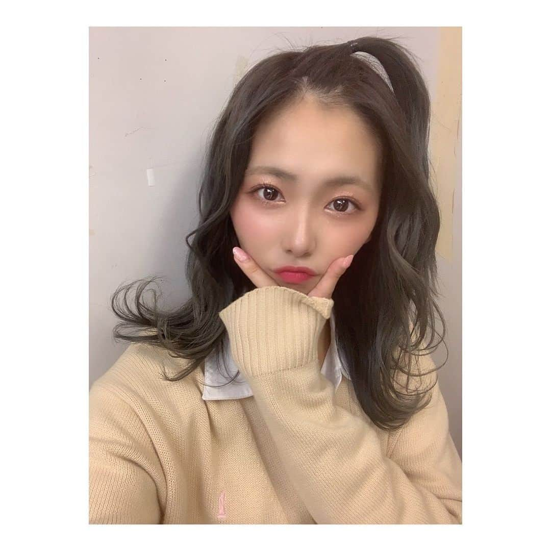 森田彩花さんのインスタグラム写真 - (森田彩花Instagram)「にゅーからー💗🤘 ． 髪色変えたのもち気づいたやんな😙? ブルーにグレーいれた感じぃ〜👌 よく見たらブルー入ってるねん💙 ． 暗めもたまにはありよりの🥺🥺?? ． #haircolor #アッシュ #ハイライト #いいねよろ #コメよろ」7月6日 17時39分 - ayaka_morita0529