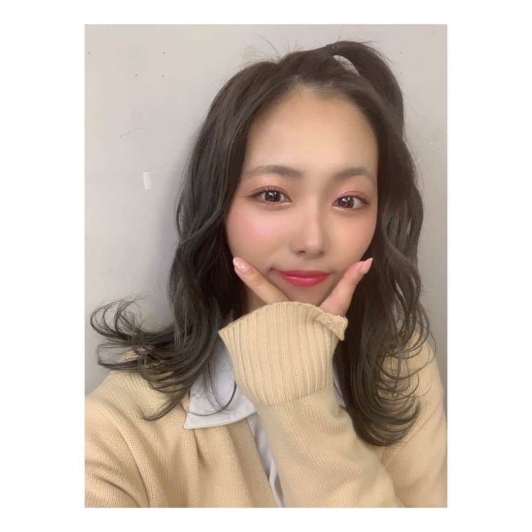 森田彩花さんのインスタグラム写真 - (森田彩花Instagram)「にゅーからー💗🤘 ． 髪色変えたのもち気づいたやんな😙? ブルーにグレーいれた感じぃ〜👌 よく見たらブルー入ってるねん💙 ． 暗めもたまにはありよりの🥺🥺?? ． #haircolor #アッシュ #ハイライト #いいねよろ #コメよろ」7月6日 17時39分 - ayaka_morita0529