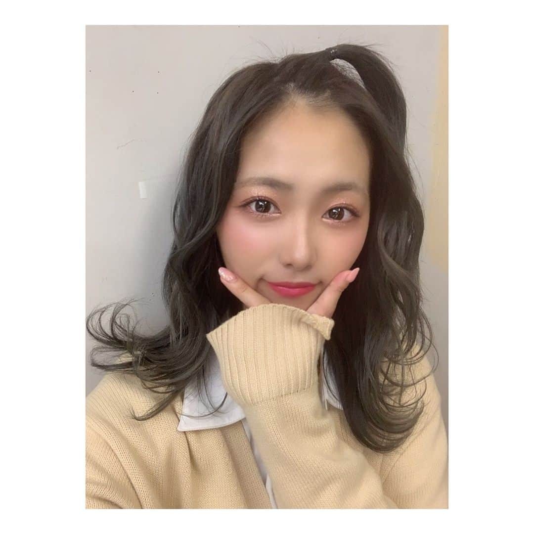 森田彩花のインスタグラム：「にゅーからー💗🤘 ． 髪色変えたのもち気づいたやんな😙? ブルーにグレーいれた感じぃ〜👌 よく見たらブルー入ってるねん💙 ． 暗めもたまにはありよりの🥺🥺?? ． #haircolor #アッシュ #ハイライト #いいねよろ #コメよろ」