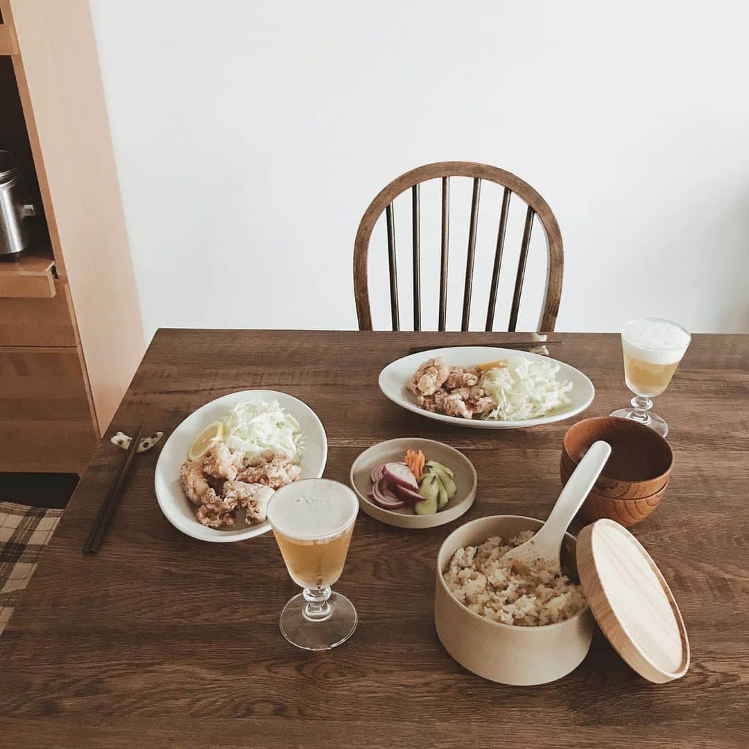 yuiのインスタグラム：「karaage dinner 🍽 綾鶏さん( @ayatori_oishi )より中津の唐揚げ&とり天、鶏めしをいただいたので、鶏ざんまいな週末の晩ごはん🐓 唐揚げはすでに下味のついたお肉に片栗粉をまぶして揚げるだけ◎鶏めしは炊いたごはんに混ぜるだけ◎でお店で食べるレベルのおいしいごはんができました✨ 緊急事態宣言は明けたものの、赤ちゃん連れではまだまだ外食するのはハードルが高い中、お店のような味をお家で手軽に、揚げたてのおいしい唐揚げを食べられる幸せ😋」