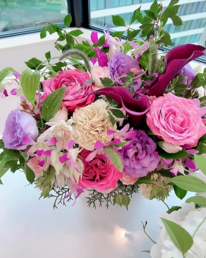 のインスタグラム：「誕生日のお祝いにいただいたお花がとてもとても美しくて、眺めているだけで心が和みます🥰 . 素敵なお花をありがとうございました💗 . . #和泉佳子　#誕生日　#バースデープレゼント　#ありがとう」