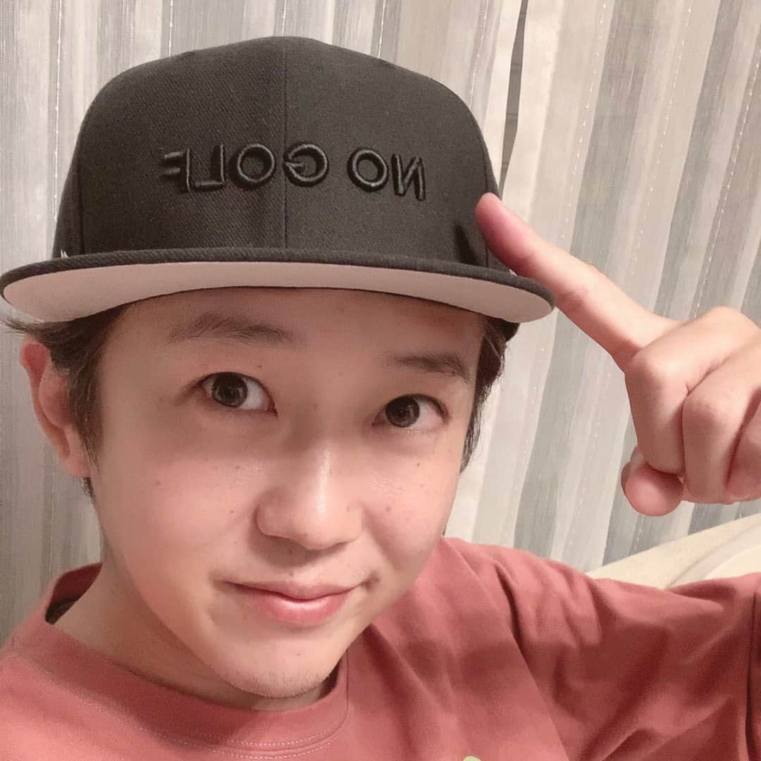 金子貴俊のインスタグラム：「#nogolf キャップ届いたー！！ カッコいい〜！一目惚れして頼んじゃったー(^^)これでゴルフ行くの楽しみ〜！しんちゃんありがとう！ #nocoffee」
