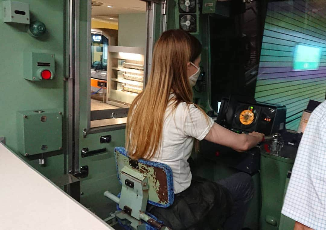 アナンダ・ジェイコブズのインスタグラム：「I was thinking about becoming a train operator... 電車の運転士、なろうかなー？ #trainoperator #tokyometromuseum」