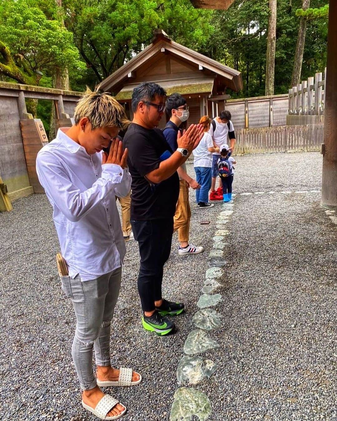 亀田京之介のインスタグラム：「. . . 昨日はケニーさんに 伊勢神宮に連れてって貰いました！  空気最高やったー パワースポット行ったら パワー貰えた！  最高〜やった！ ありがとうございました😊  その後名古屋に行って 名古屋の方々と楽しい食事会も 呼んでもらえて良い休日なりました  大事にしてくれる方は大事して行きます！  これからもよろしくお願いします！  ケニーさん本当に何から何まで ありがとうございました！ 楽しい休日最高でした！」