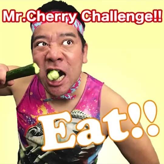 チェリー吉武のインスタグラム：「Today's Cherry Challenge🍒 【Eat miso cucumber without using hands】 It has become a convenient world🥒  月曜日のチャレンジはノーハンドもろきゅう チャレンジ こんなテクノロジーな世の中がすぐそこにきてます #guinnessworldrecord #Challenge #mrcherry #officiallyamazing #ギネス世界記録 #チェリー吉武 #チャレンジ #🍒」