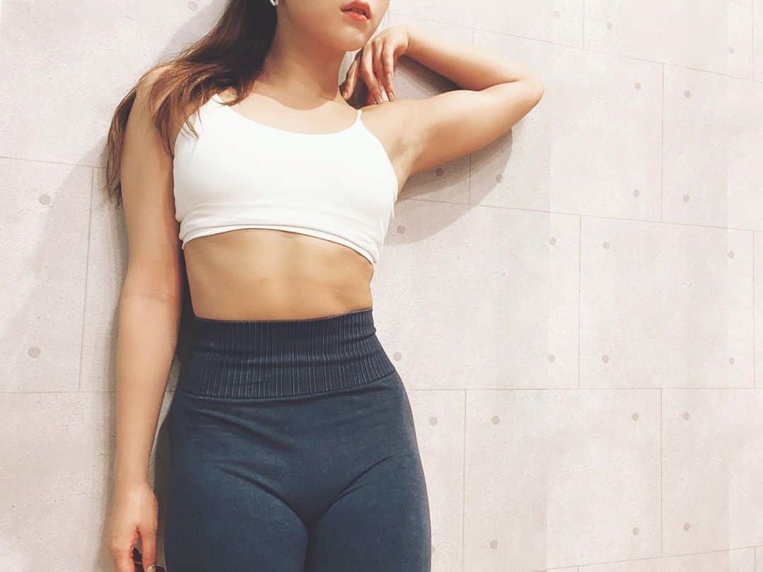 Chiharuのインスタグラム：「腹筋が徐々に見えてきました(^^)❣️ 梅雨明けにはもっと割りたい‼️Lカルニチンのサプリ効果わりと感じる✨✨ . #筋トレ女子 #シックスパックチャレンジ  #腹筋女子  #女性パーソナルトレーナー #美尻トレーニング #お尻トレーニング #ヒップアップチャレンジ  #nike好き　 #ナイキ女子  #スニーカー女子 #ダイエット方法  #トレーニング女子  #アラサーダイエット  #minimalfitness  #minimalworkout #workoutdance」