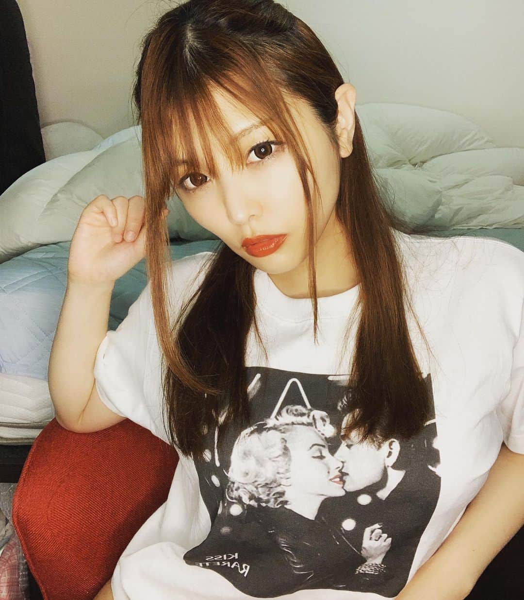 新村あかりのインスタグラム：「この @rarete2015  のTシャツ可愛くない？💕 いっぱい商品あるから迷っちゃったわ😳✨  #rarete2015 #Tシャツ」