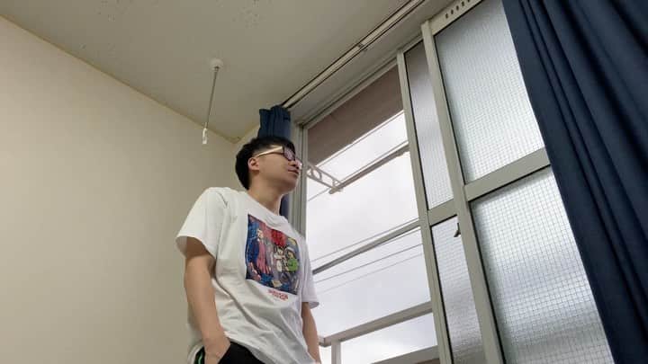 岡下雅典のインスタグラム：「家の前の電線に止まってるすずめちゃんがこの時間にいつも色々とやいやい言うてくるから軽く喧嘩なってもうた💦」