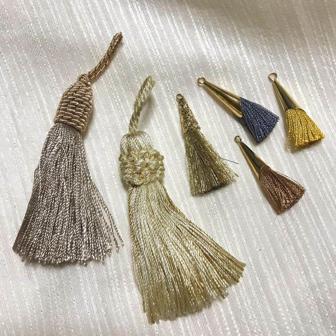 BOX CHARM Industryのインスタグラム：「本日はタッセルがたくさん追加されます！！ この夏に使えるデザインがたくさん増えますよ〜😊 要チェックです👆 . .  #boxcharmindustry #boxcharm #handmade #accessory  #handmadeaccessory  #ボックスチャームインダストリー #ボックスチャーム #ハンドメイド #アクセサリー #ハンドメイドアクセサリー #公式オンラインショップ #タッセル #タッセルピアス #きらきら #夏っぽい #カラフル」