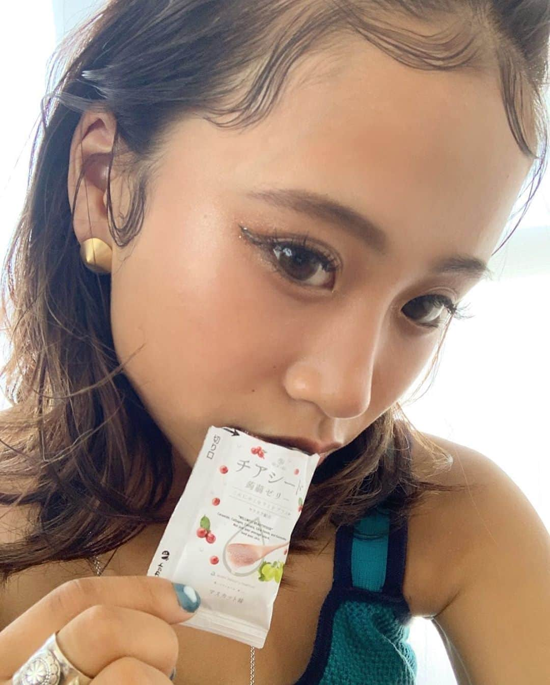 田辺莉咲子さんのインスタグラム写真 - (田辺莉咲子Instagram)「よく食べるチアシード蒟蒻ゼリーに こんにゃくセラミド、カスカラを配合バージョンが出ていた！ これ食べたことあるー？ つぶつぶで弾力があって、めっちゃおいしい❤️ コンパクトで持ち運びやすいし、 身体にいいから、美おやつと読んでいるのです。笑 楽天で買えるよ！   #SDGs #チアシード蒟蒻ゼリーこんにゃくセラミドプラス #食べる美顔器 #美おやつ #こんにゃくセラミド #アップサイクル #サスティナブル #チアシード蒟蒻ゼリー #カスカラ #チアシード #グルテンフリー」7月6日 17時56分 - risako_tanabe