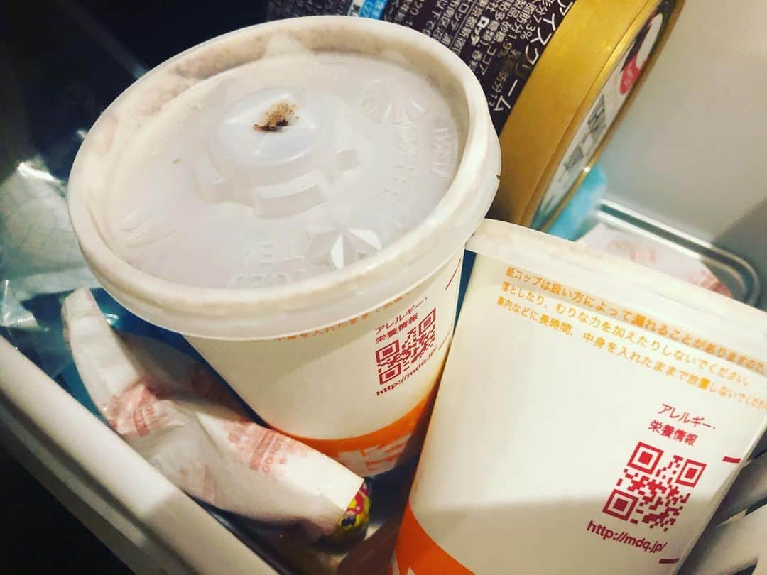 のインスタグラム：「信じられない事件が、、、 まさかマックの残りのシェイクを冷凍するなんて発想ある？  犯人が娘達だといいんだけど🤣🤣  よく、溶けた状態からこの状態で漏れず凍らしたなぁ、、、。  冷蔵庫の番を四六時中していないと何が入ってるかわからない🤣🤣 #ビックリ　#パパ #そこまでして飲みたいか」