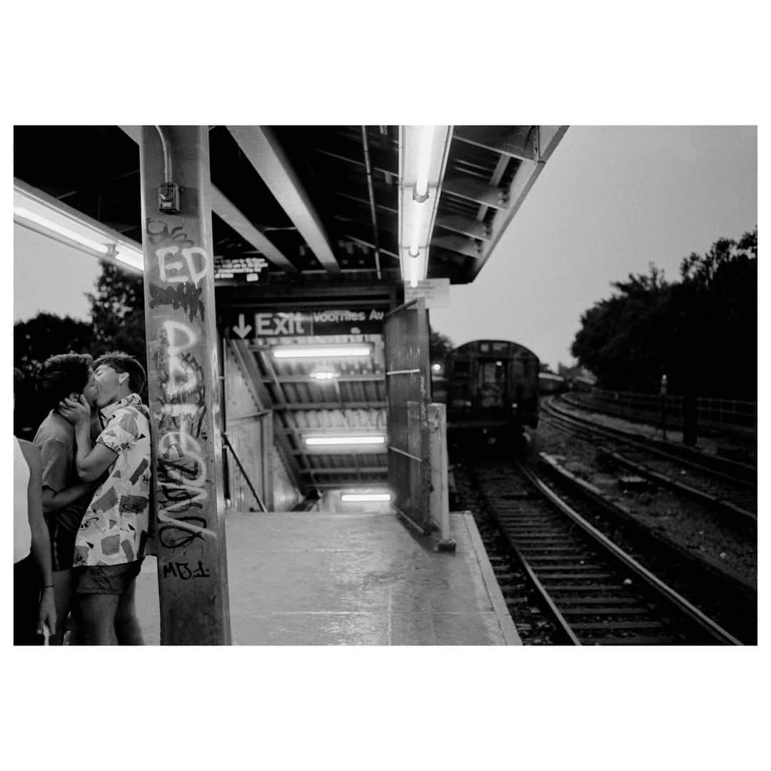 Magnum Photosさんのインスタグラム写真 - (Magnum PhotosInstagram)「July 6 is World Kissing Day.⁠ .⁠ Explore our World Kissing Day posters and prints collection at the link in bio.⁠ .⁠ PHOTO: Brooklyn. New York City. USA. Coney Island. 1985.⁠ .⁠ © #FerdinandoScianna/#MagnumPhotos⁠ .⁠ #WorldKissingDay 💋」7月6日 18時01分 - magnumphotos