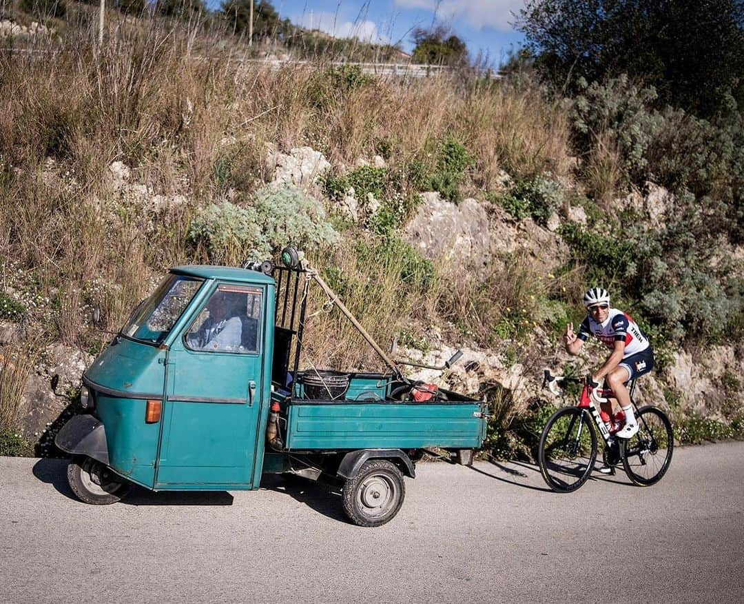 ヴィンチェンツォ・ニバリさんのインスタグラム写真 - (ヴィンチェンツォ・ニバリInstagram)「Iniziamo la settimana con un po' di dietro motore 😉  Buon lunedì ✌️ * Let's start the week with some moto-paced training 💪 Happy Monday ✌️  #GoByBike #MondayMotivation  📷 @kramon_velophoto」7月6日 18時11分 - vincenzonibali