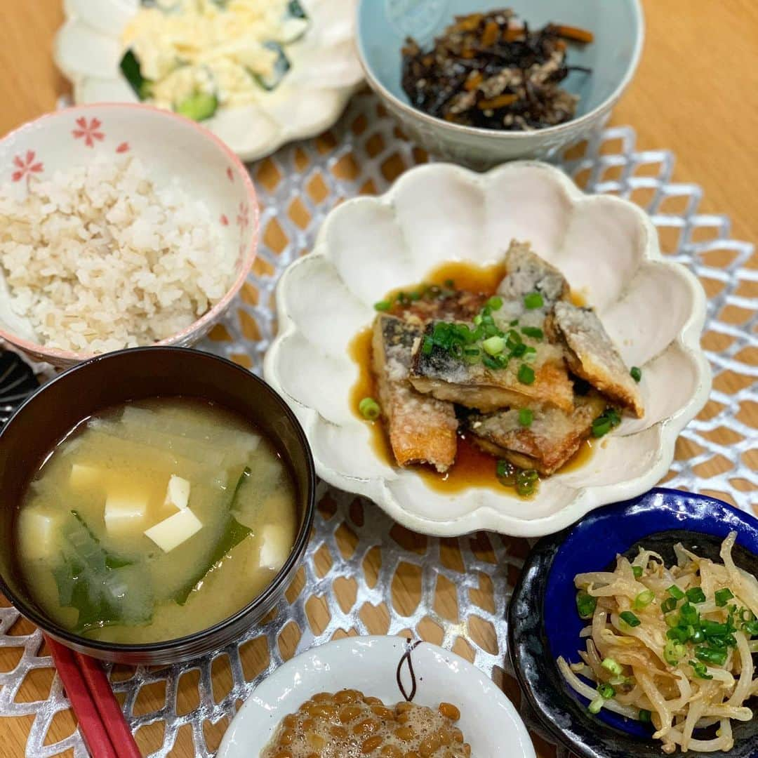 奥山夏織さんのインスタグラム写真 - (奥山夏織Instagram)「今日の夜ご何にしようかな🤔 ・ 🍴#さばのみぞれ和え 🍴#もやしの胡麻和え 🍴#ひじき　#サラダ 🍴#押麦入りご飯 #味噌汁 #納豆 ・・・ #かおりずキッチン #cooking #料理 #主婦料理 #OL料理 #クッキング #ご飯#foodinsta #food #foodstagram #おうちご飯 #お家ごはん #晩ご飯 #晩ごはん」7月6日 18時05分 - okuyama_kaori