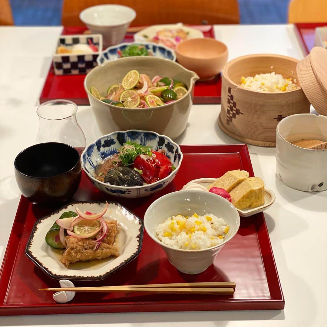 小堀紀代美さんのインスタグラム写真 - (小堀紀代美Instagram)「親友の「まきちゃんちに　@makichanshokudo ごはん食べに行こうかなっ」と、連絡しておしかけごはん🍚（誘われていません、笑😁）。  夕暮れの明るい時間に、おじゃましたら、「ご予約いただいたので」と、こんなお膳仕立ての夏のごはんが♡ ありがたき幸せー！  どのお料理もいまの季節に身体が喜ぶものばかり😋　どれもおいしかったなぁ。ごちそうさまでしたー！」7月6日 18時09分 - likelikekitchen